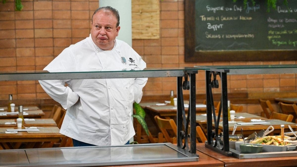 Jacquin confere serviço oferecido por restaurante na Vila Madalena, na zona oeste de São Paulo.