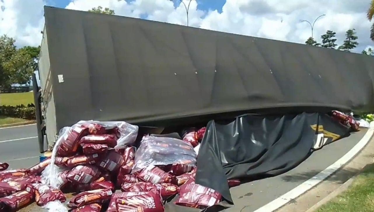 O caminhão tombou devido o peso da carga de ração