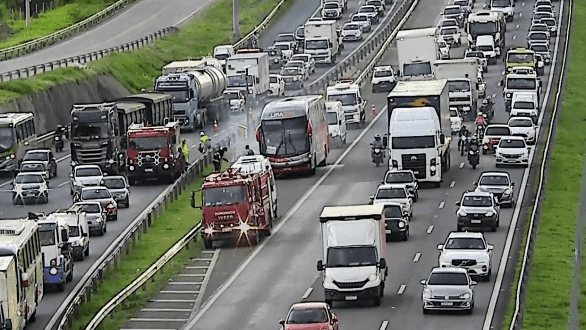 Ônibus com princípio de incêndio interditou uma faixa da rodovia