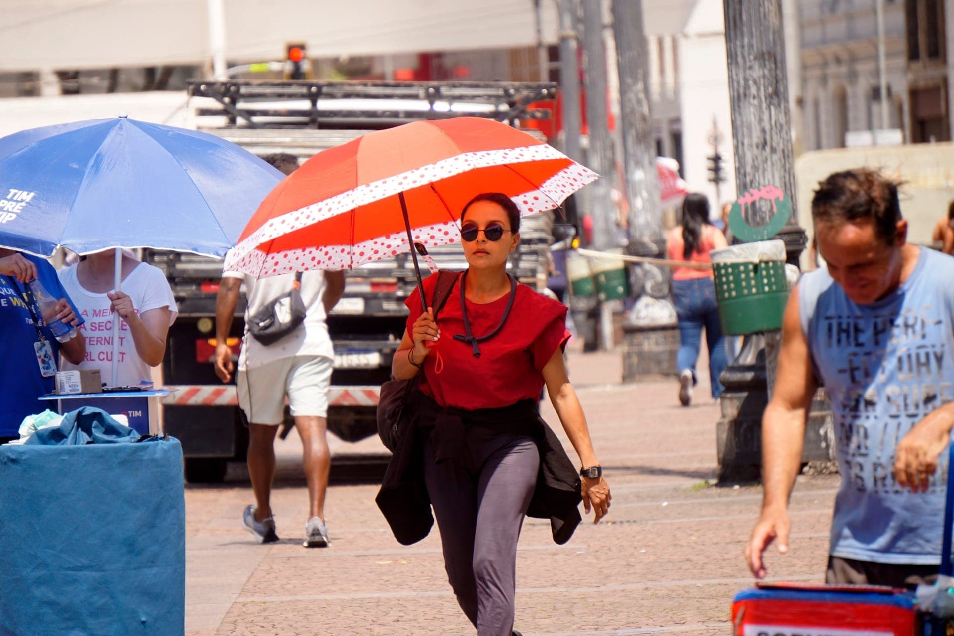 Pedestres enfrentam sol e calor no centro da cidade São Paulo