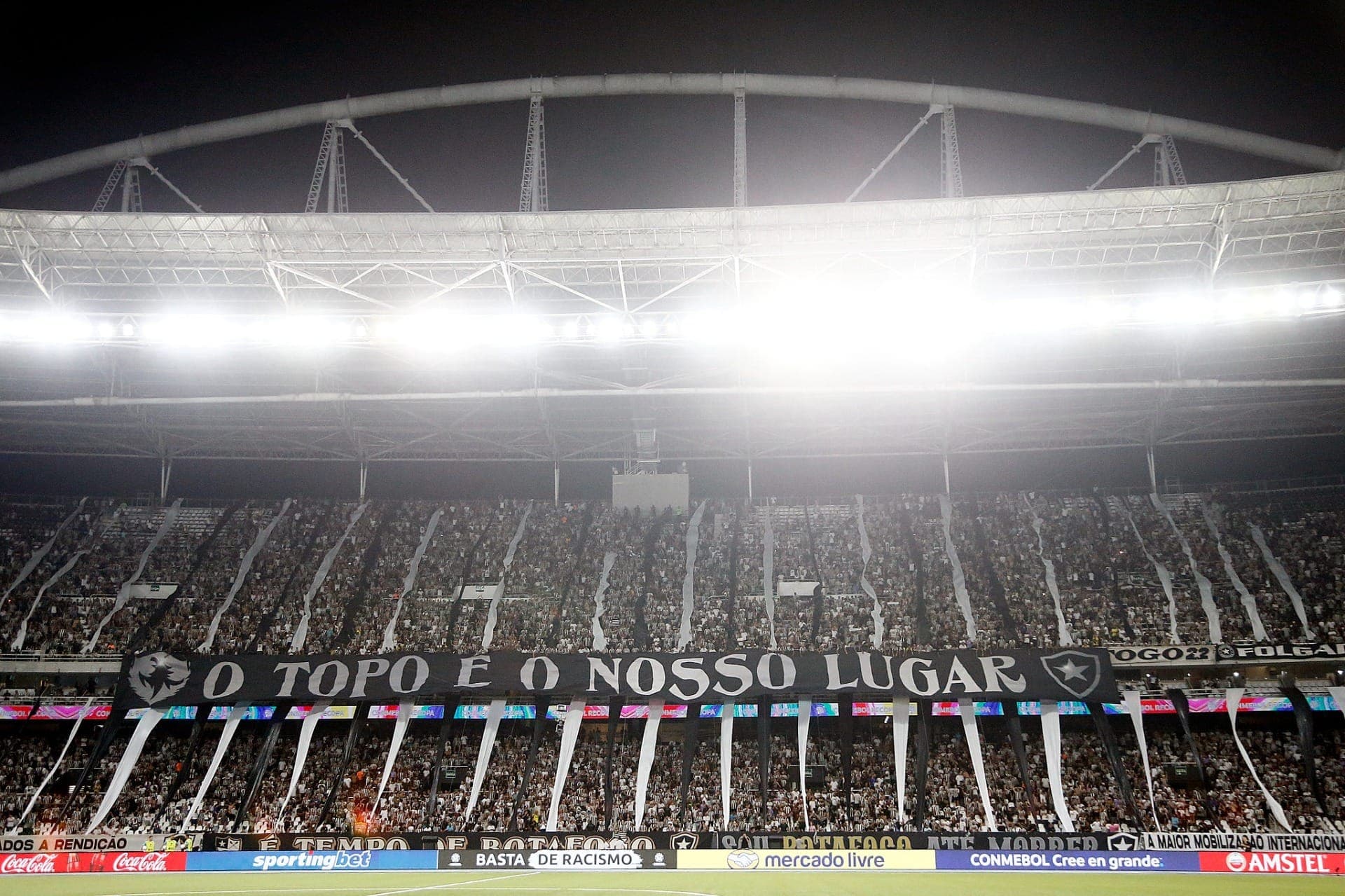 Torcida do Botafogo antes de jogo contra o Racing pela Recopa