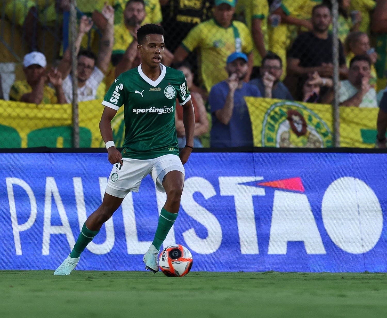 Estêvão, atacante do Palmeiras, busca classificar o alviverde neste sábado (1º)