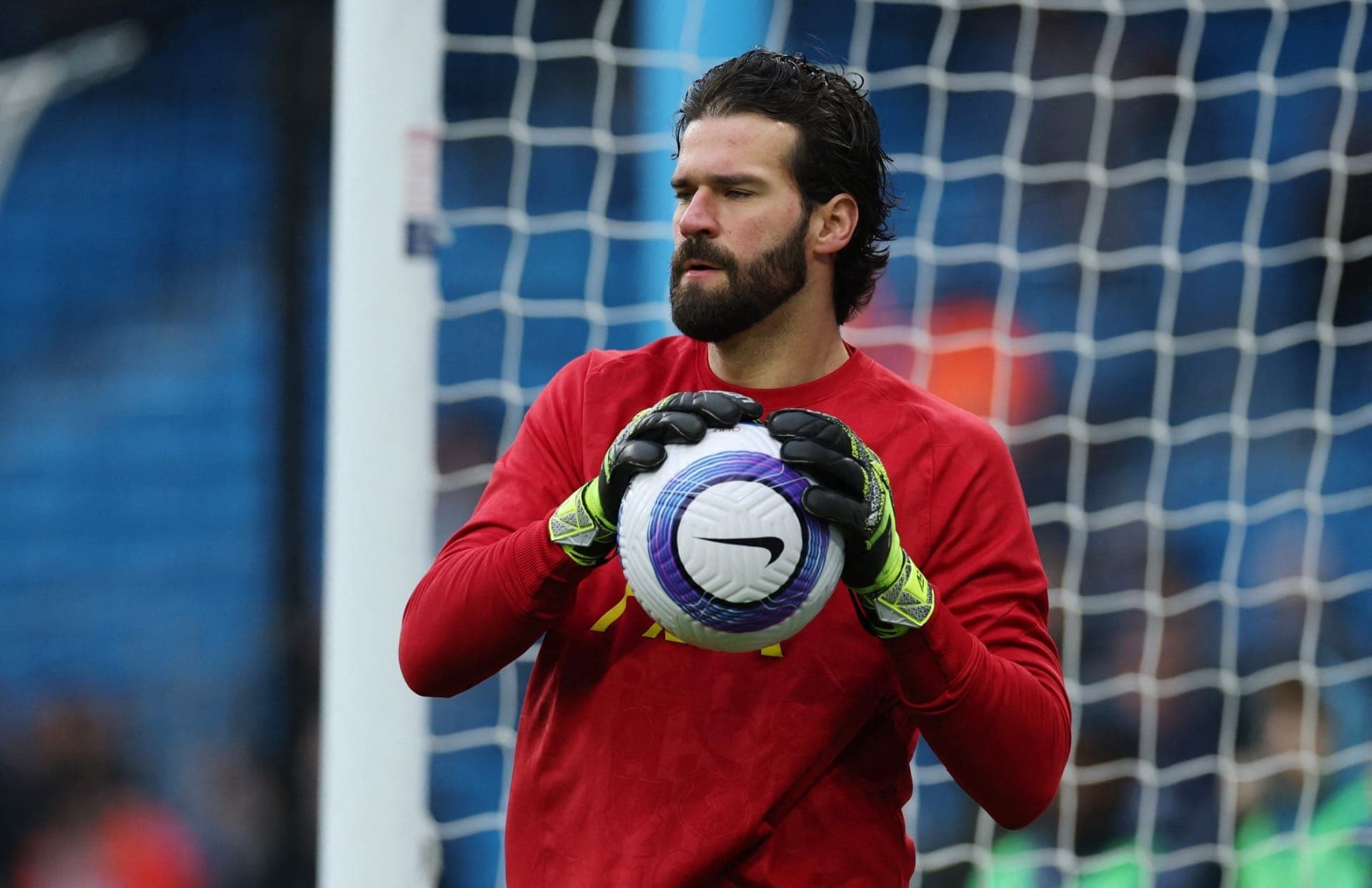 Goleiro Alisson Becker, do Liverpool, durante o aquecimento antes da partida pela Premier League