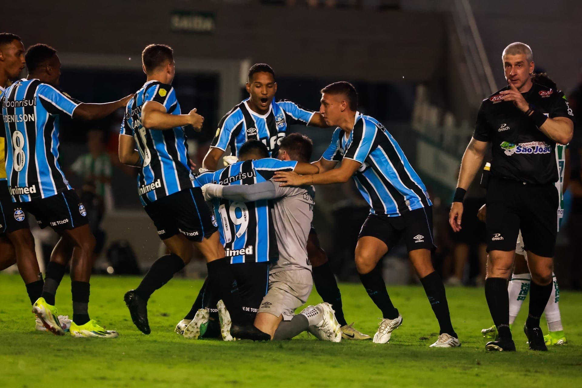 Grêmio bate Juventude nos pênaltis e vai à final do Gauchão