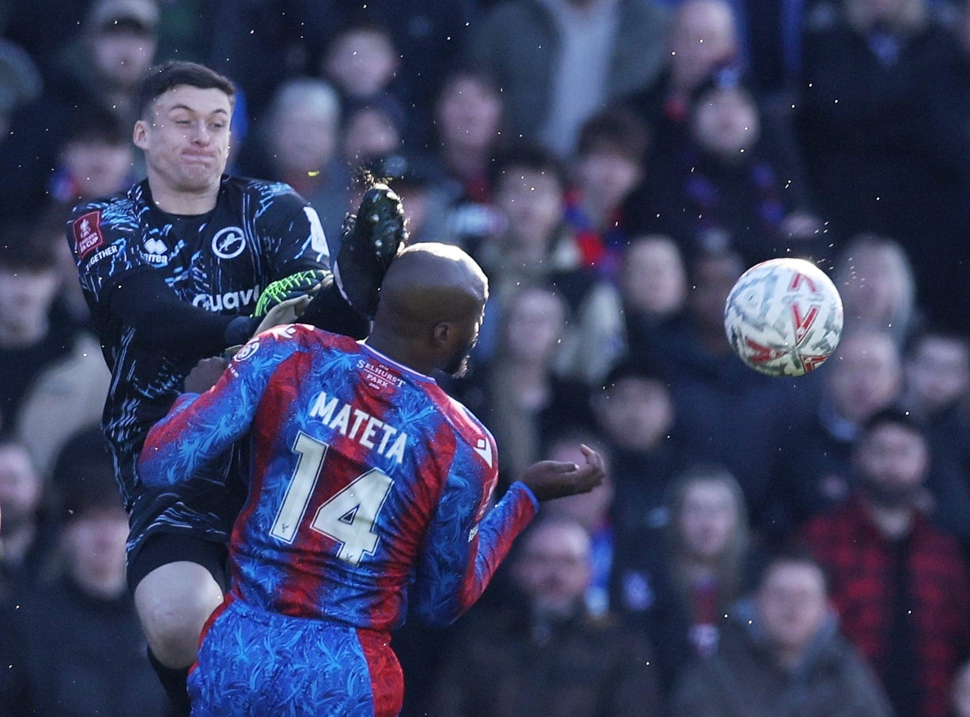 Liam Roberts, do Millwall, comete falta em Jean-Philippe Mateta, do Crystal Palace, e é expulso