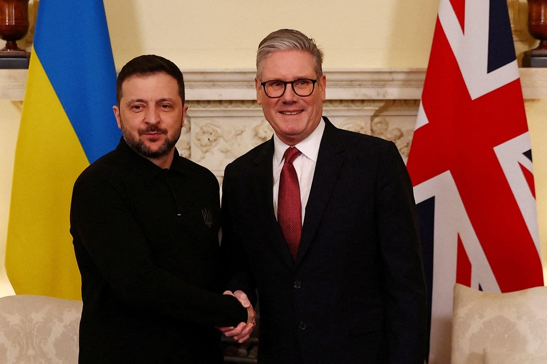 O primeiro-ministro britânico, Keir Starmer, e o presidente da Ucrânia, Volodymyr Zelenski