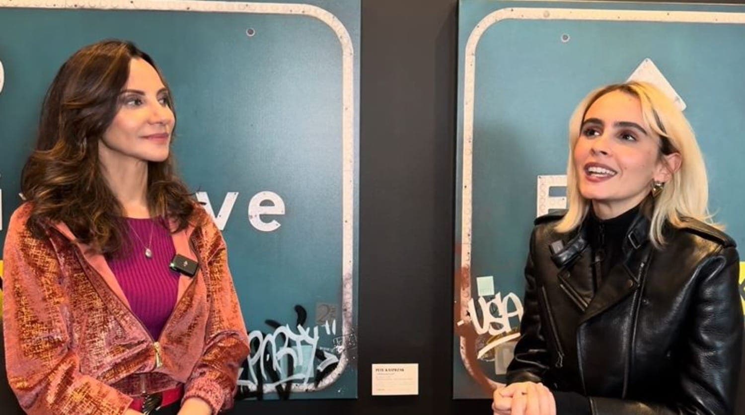 A atriz Valentina Herszage durante entrevista à BandNews FM, com a colunista de cinema, Flávia Guerra