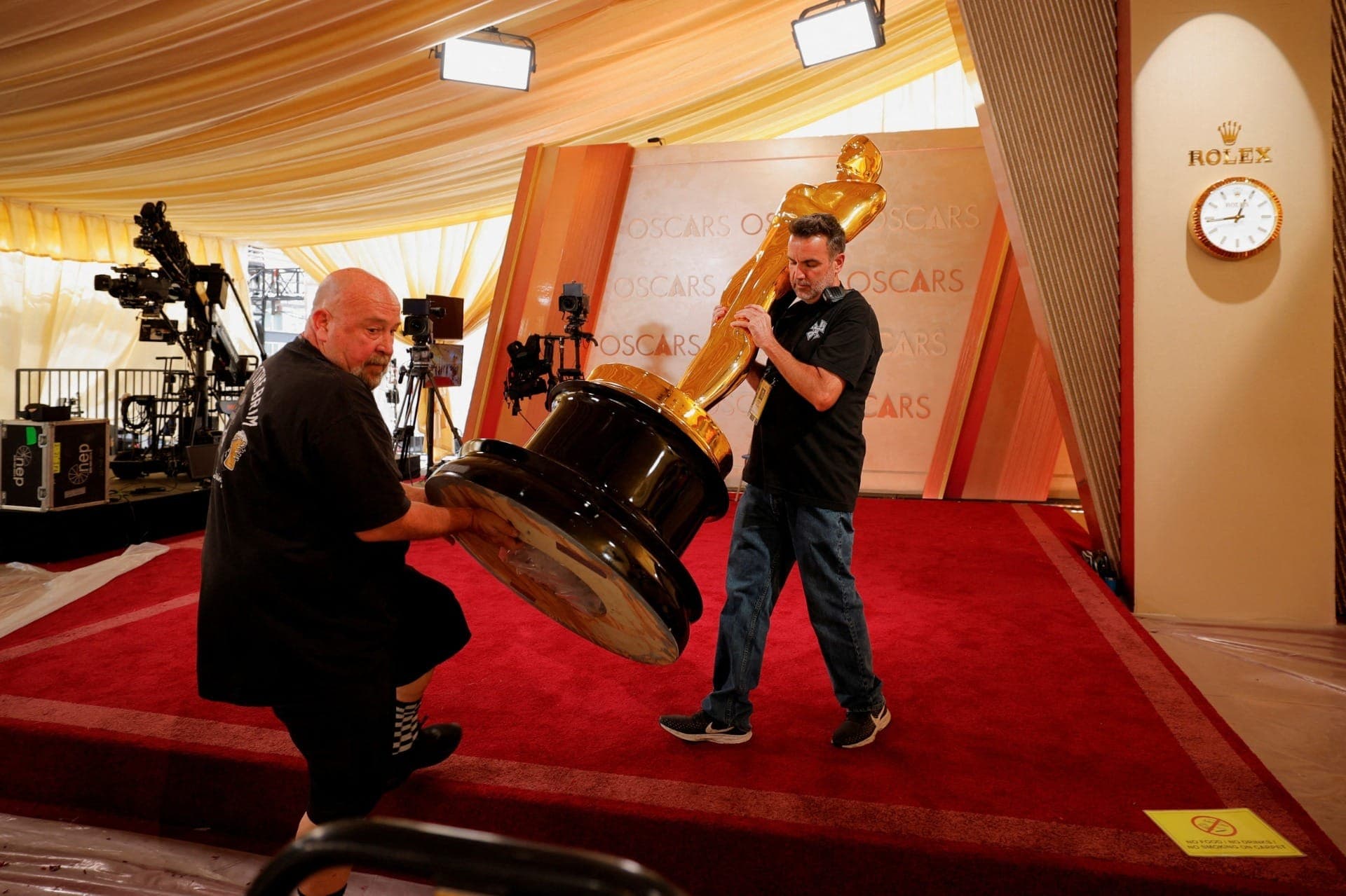 Entrada do Dolby Theatre sendo preparada nesta sexta-feira (28) para a cerimônia do Oscar 2025