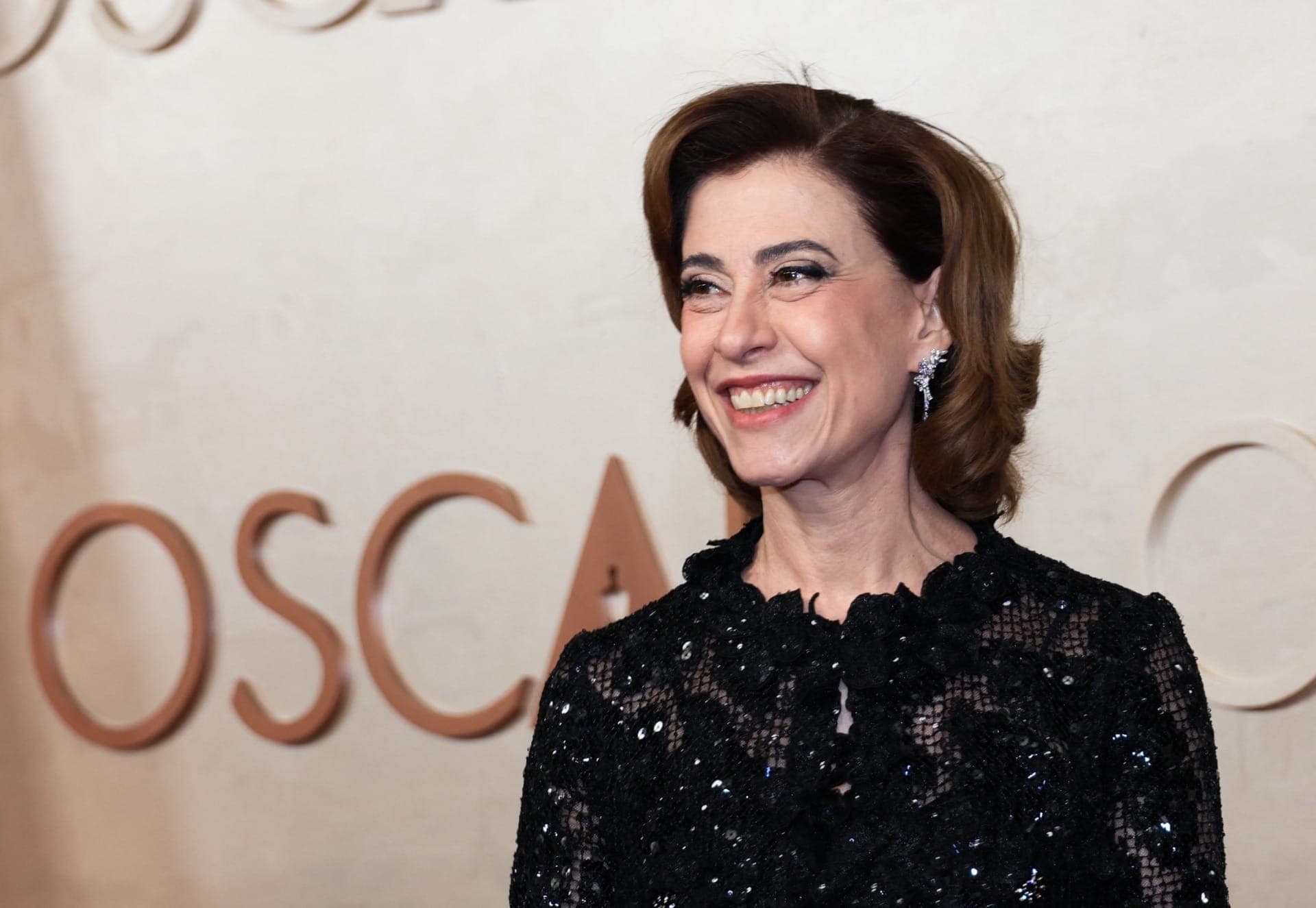 Fernanda Torres no tapete vermelho do Oscar 2025