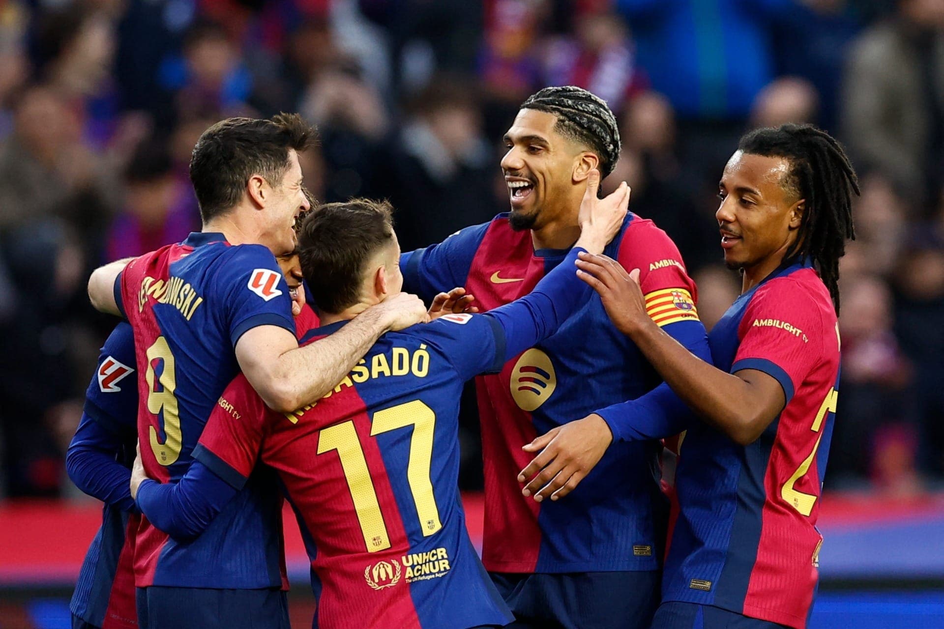 Robert Lewandowski, do Barcelona, comemora o quarto gol com os companheiros de equipe