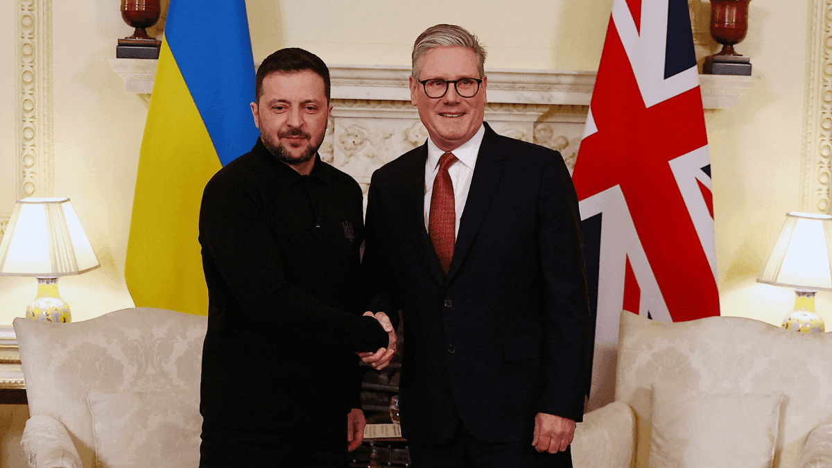 Zelensky e o premiê britânico Keir Starmer, em Londres