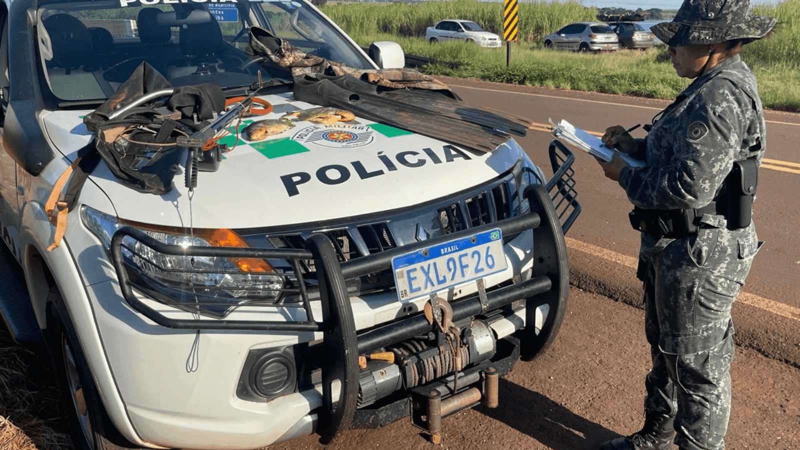 A polícia apreendeu pescado e material usado no crime