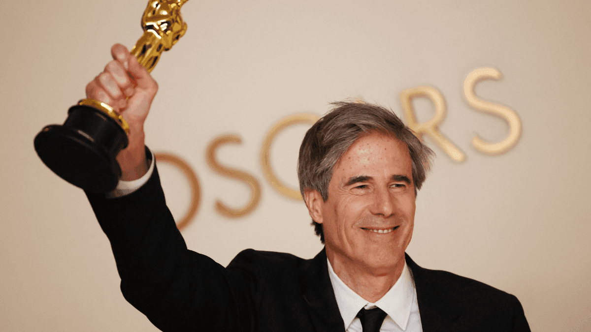 Diretor Walter Salles com o Oscar de Melhor Filme Internacional por 'Ainda Estou Aqui'