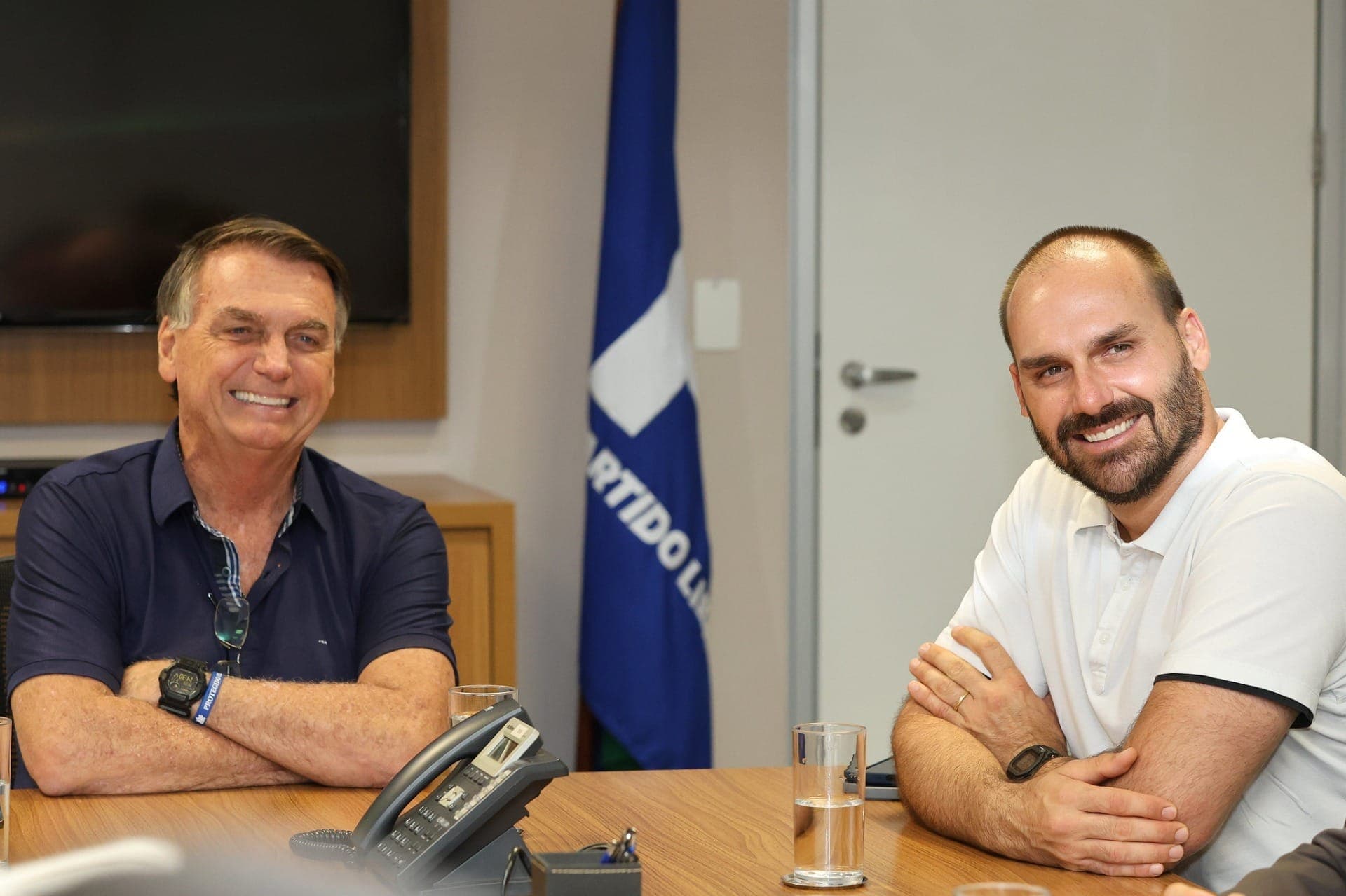 Ex-presidente Jair Bolsonaro (PL) e o deputado federal Eduardo Bolsonaro (PL-SP)