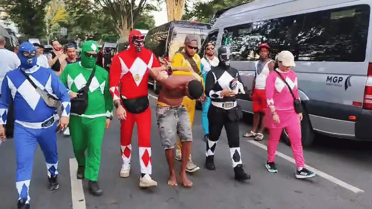 Power Rangers se juntam e fazem prisão em bloco de carnaval de São Paulo