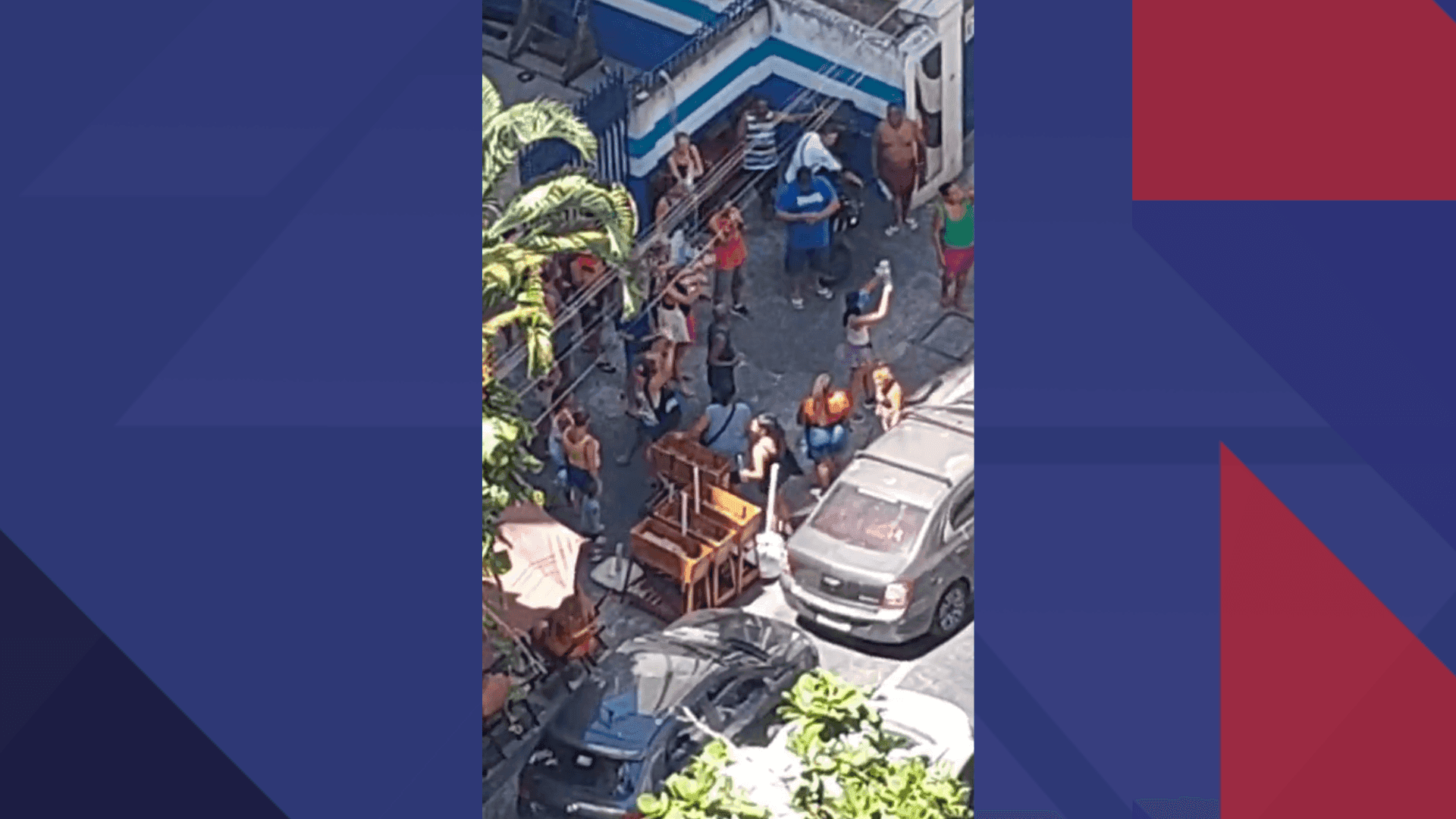 Um vídeo recebido pela BandNews FM mostra o momento em que moradores balançam garrafas de água nas mãos