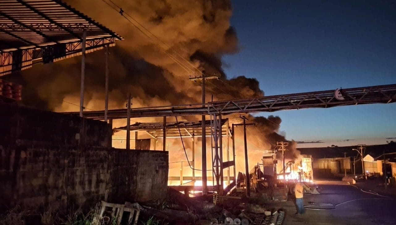 Incêndio começou nas primeiras horas desta terça-feira