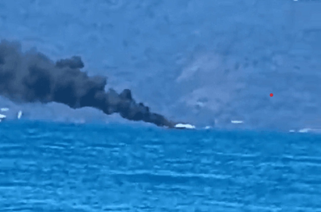 Incêndio em lancha na Praia do Pingo D'água, em Angra dos Reis