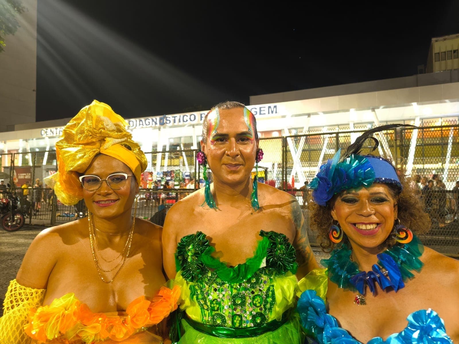 Jaqueline Gomes (de amarelo) estava no carro com Megg (de azul) e presenciou o acidente