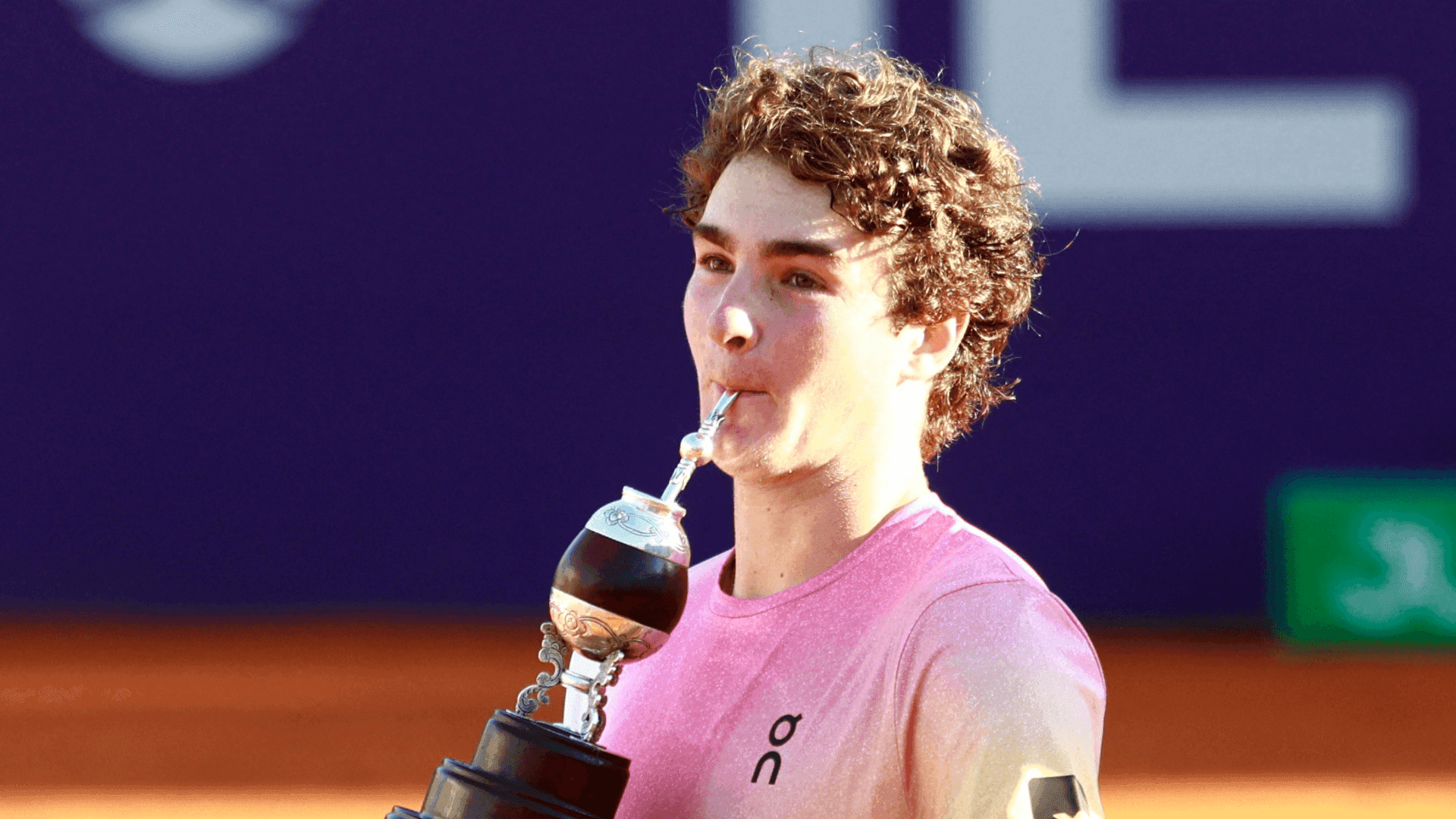 João Fonseca com o troféu do ATP 250 de Buenos Aires