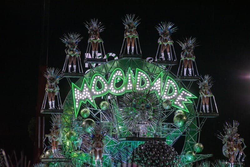 O destaque do desfile foi o canto e evolução durante todo o percurso