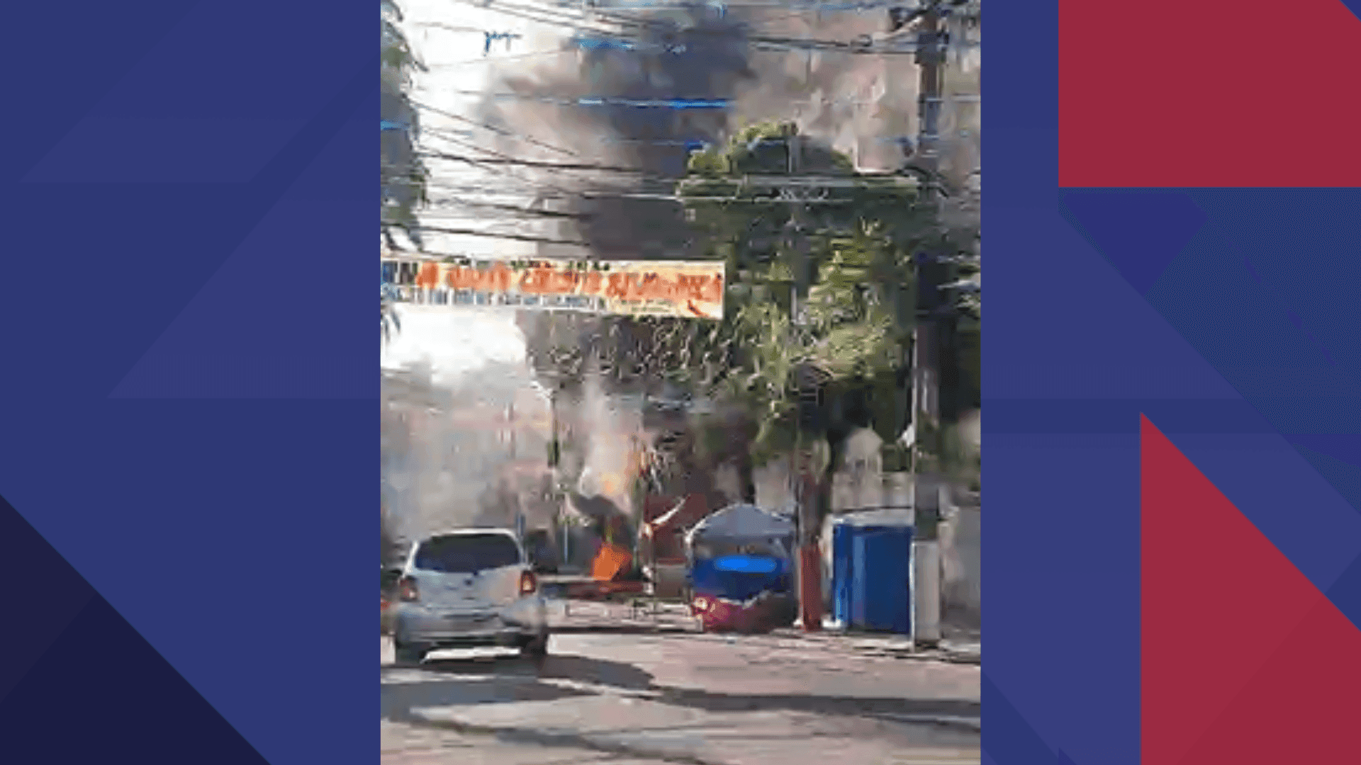 O incêndio deixou uma grande cortina de fumaça no local