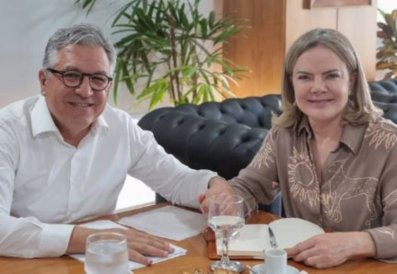 Padilha e Gleisi Hoffman durante reunião de transição
