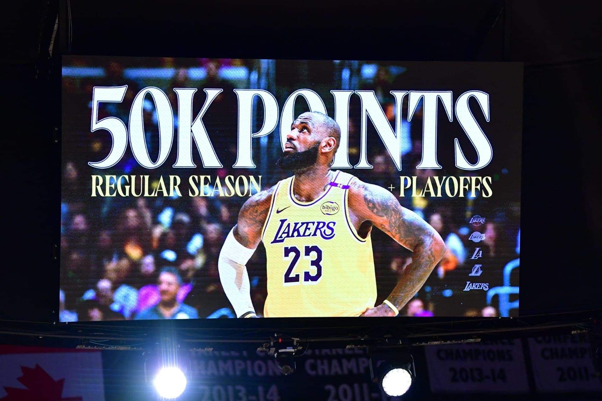 Painel de vídeo exibe marco de 50 mil pontos na carreira de LeBron James, que assiste a homenagem