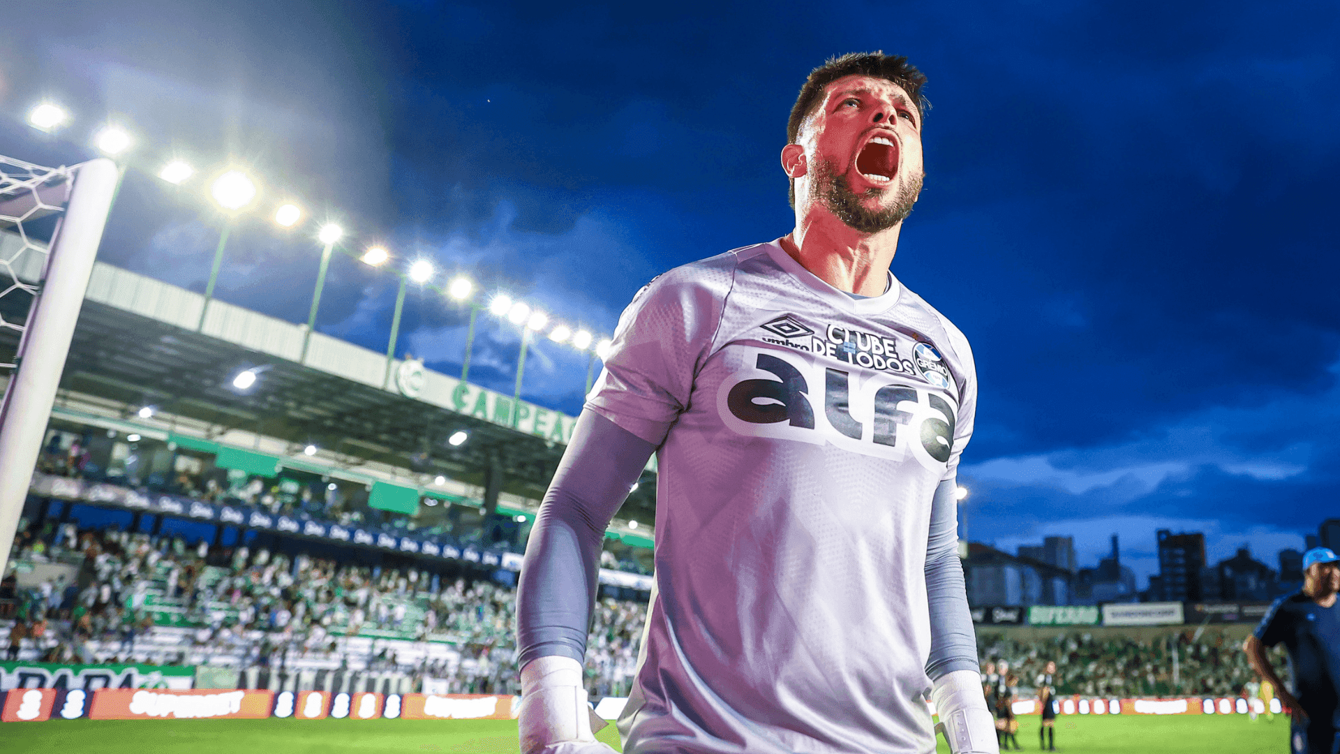 Tiago Volpi foi decisivo nos pênaltis e garantiu o Grêmio na final do Campeonato Gaúcho