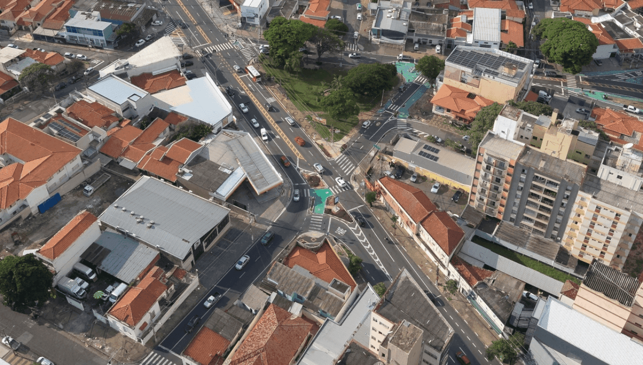 Avenida Barão de Itapura e rua Octávio Mendes têm bloqueios para reparo em afundamentos nas vias