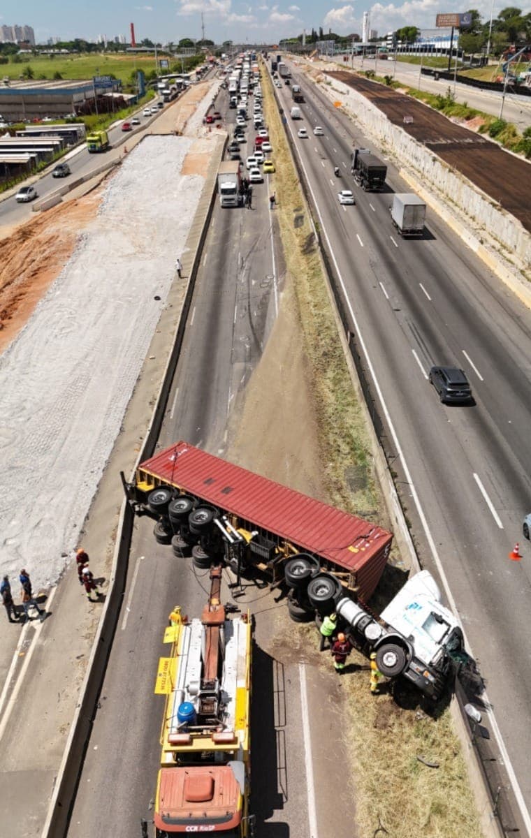 Carreta tombada gera mais de 14km de trânsito em Dutra