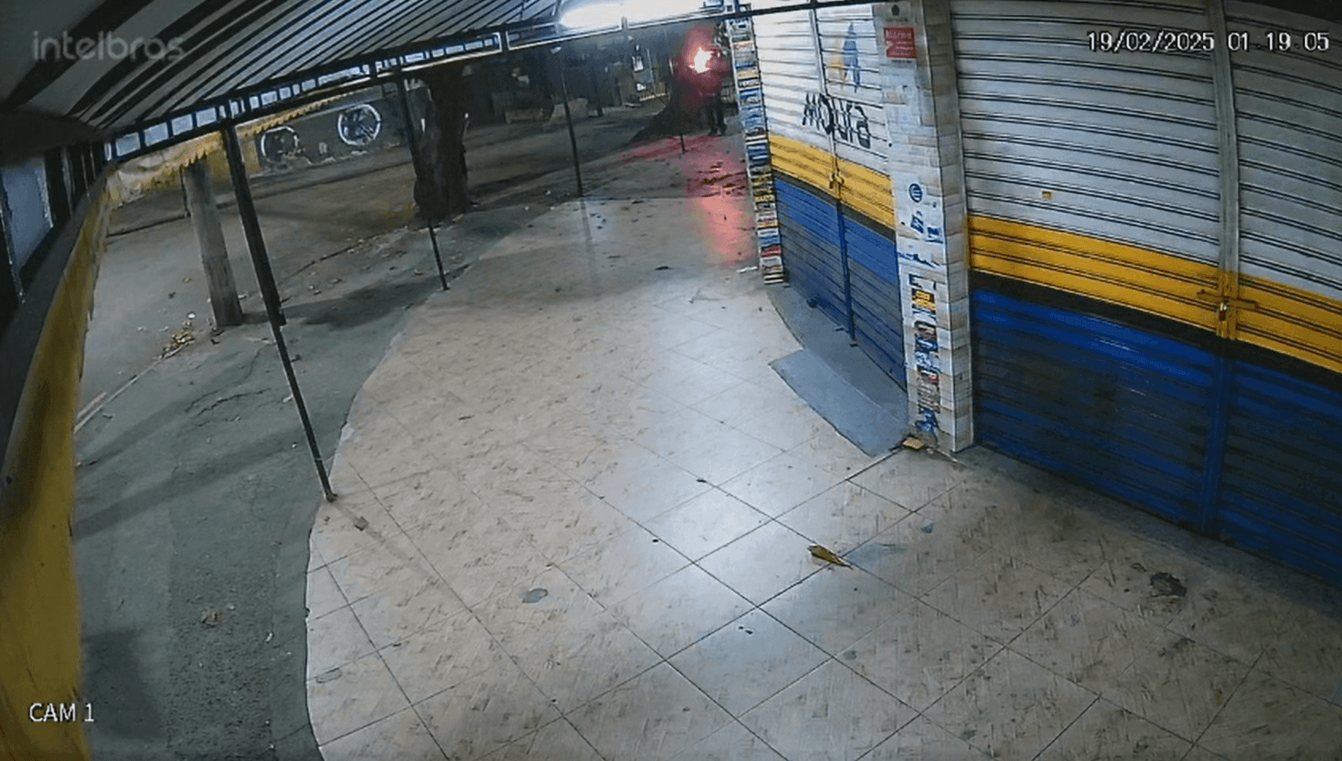 Adolescente taca fogo em morador em situação de rua