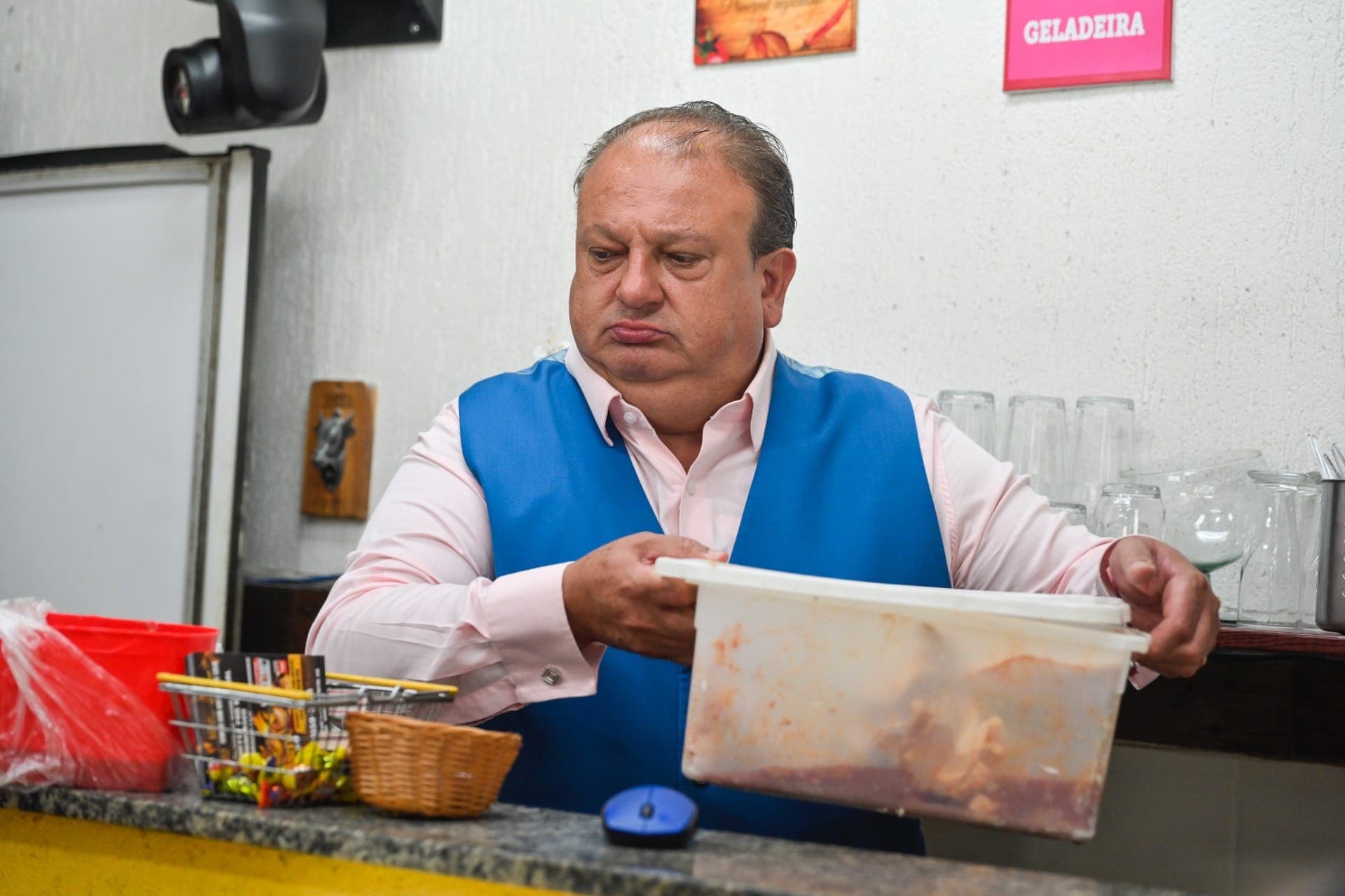 Jacquin passa mal com produtos estragados no Ninas Restaurante