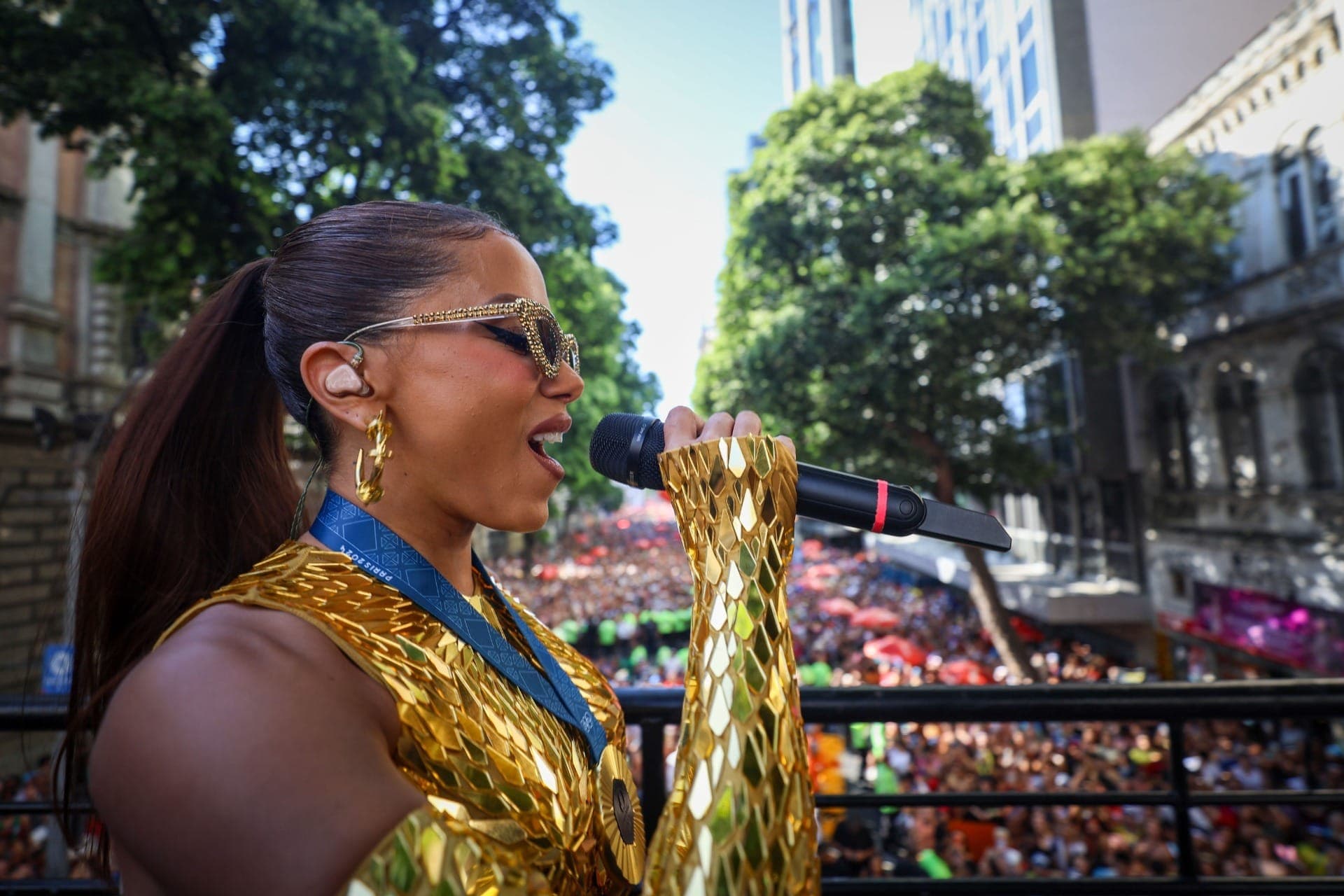 Anitta canta em bloco no Centro do Rio neste sábado (8)
