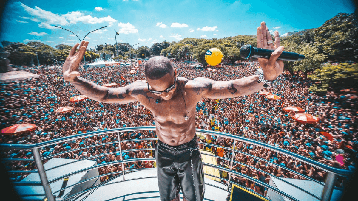 Léo Santan durante o bloco deste domingo (9), em São Paulo