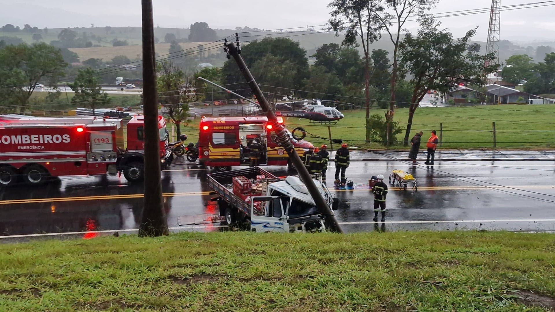 Acidente em Pindamonhangaba mobiliza resgate aéreo com Águia e causa lentidão
