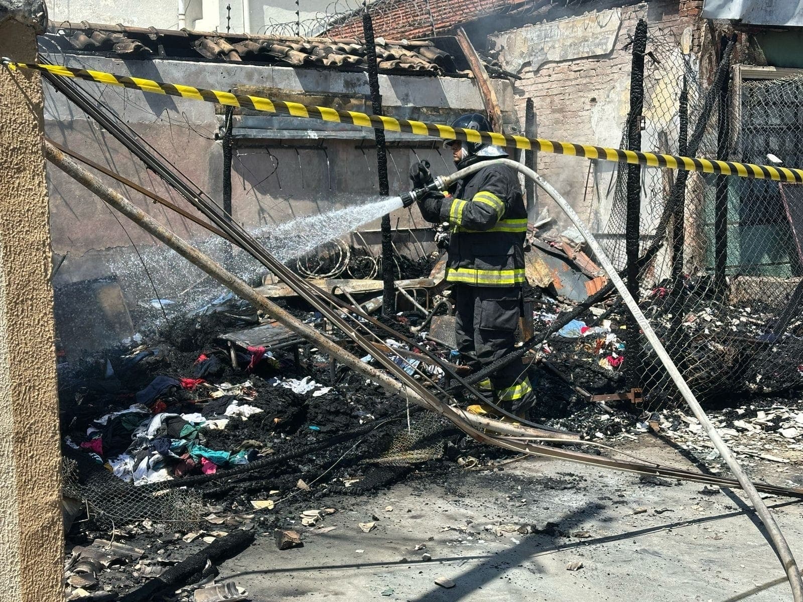 Bombeiro fica ferido após socorrer abrigo que sofreu incêndio criminoso em São José dos Campos