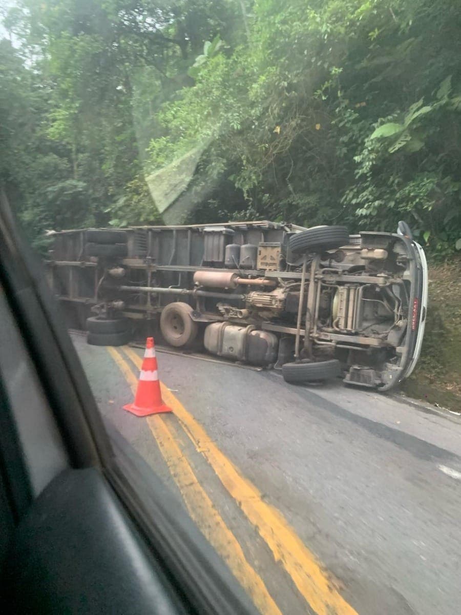 Caminhão tomba e interdita trecho da Oswaldo Cruz em Ubatuba