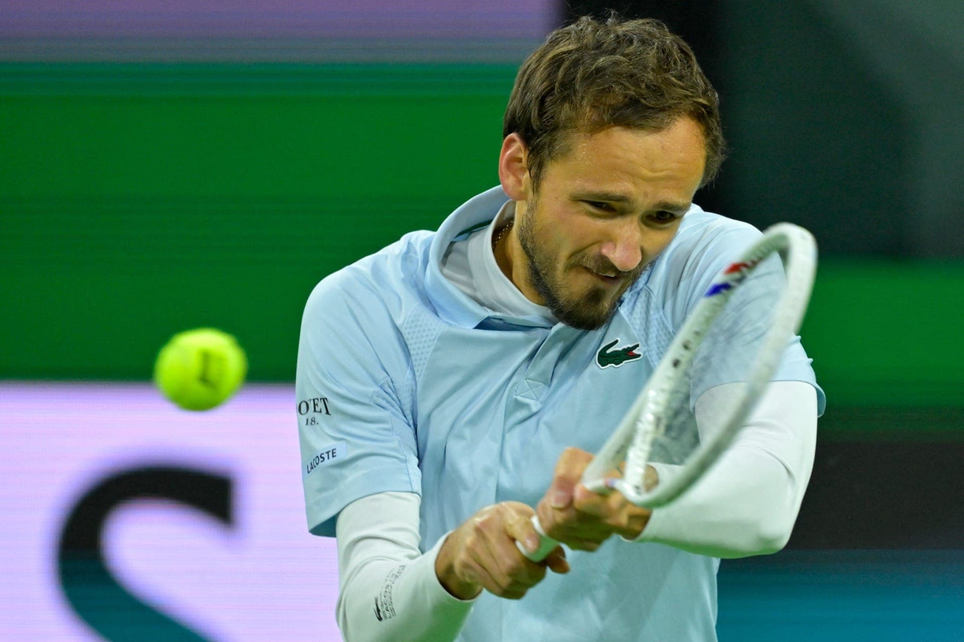 Daniil Medvedev em jogo da segunda rodada durante o BNP Paribas Open no Indian Well Tennis Garden