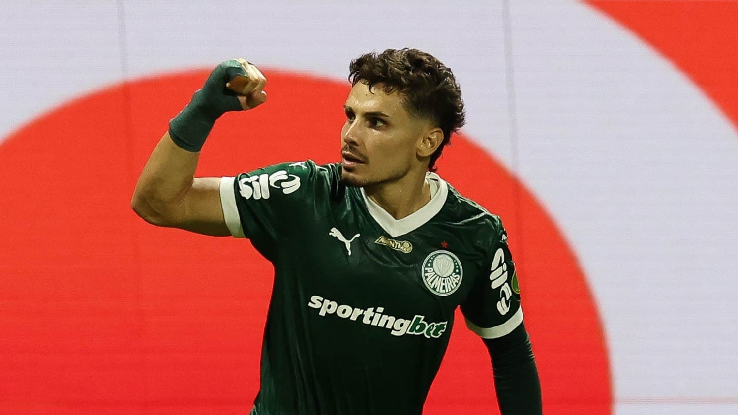 Raphael Veiga comemora gol de pênalti em Palmeiras x São Paulo