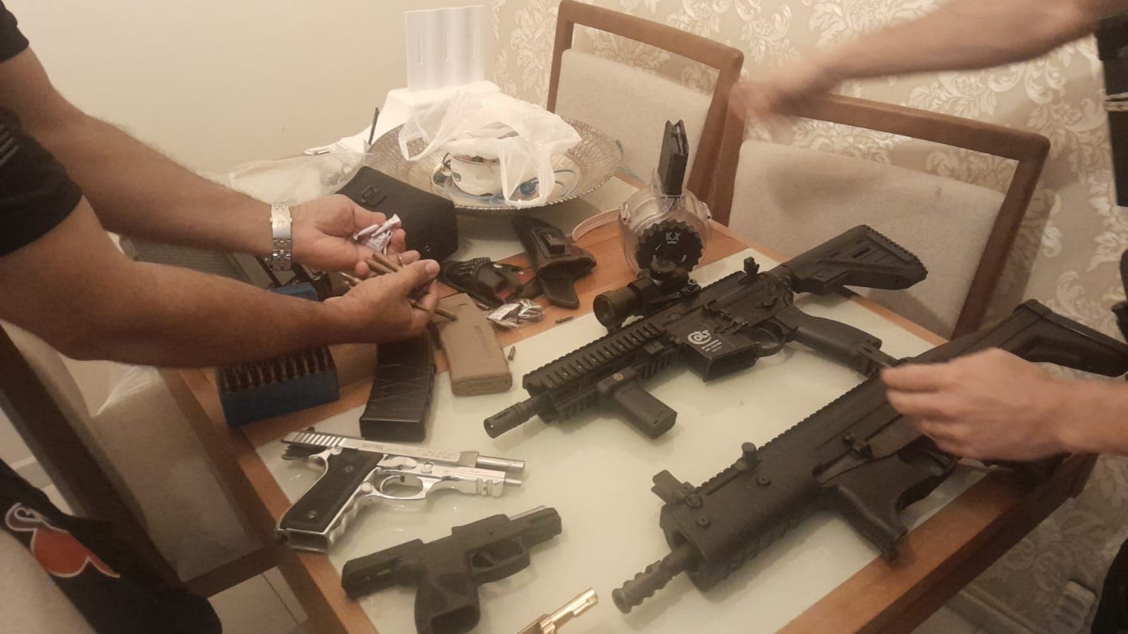 Homem é preso com arsenal dentro de cofre em São José dos Campos