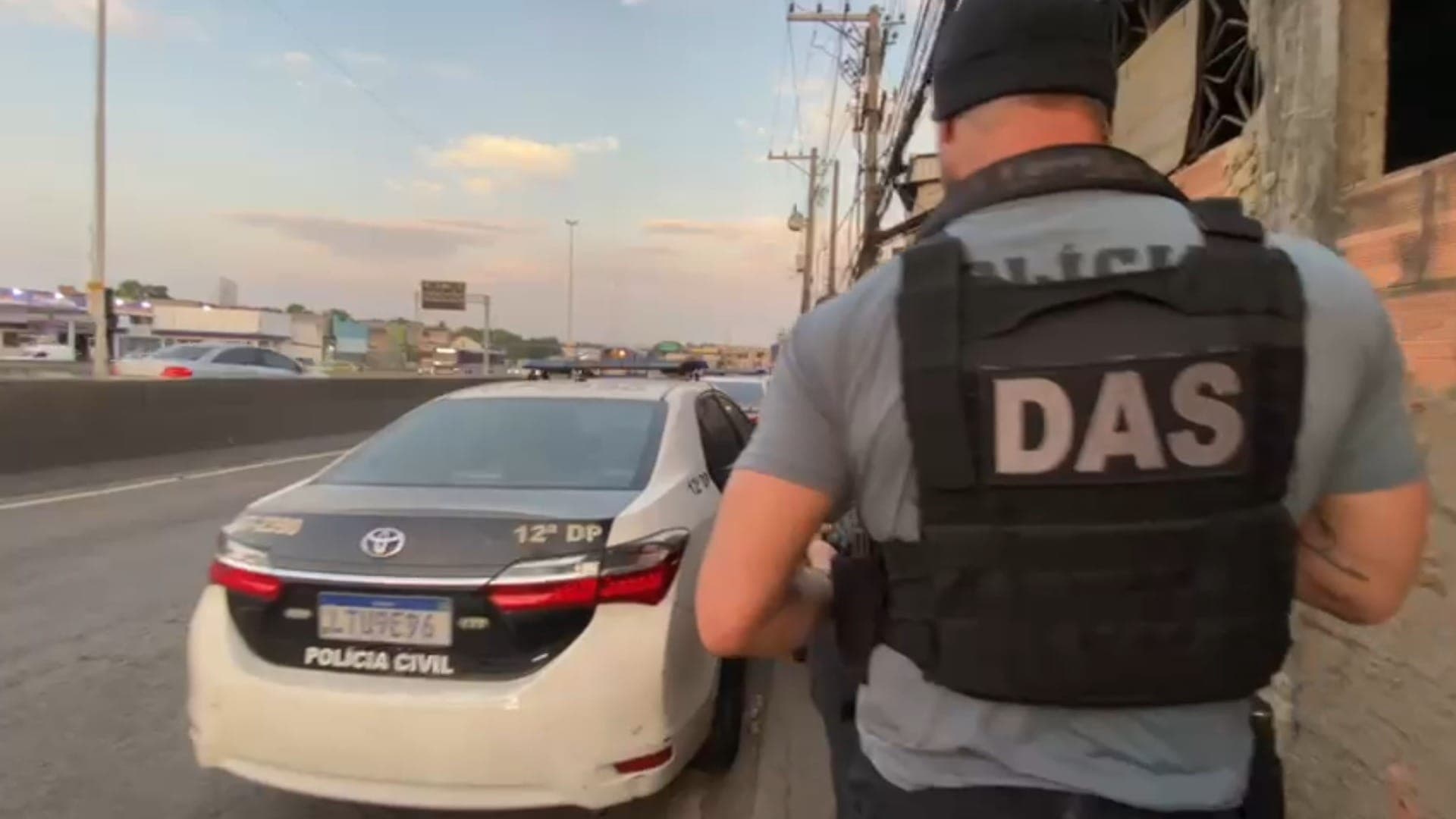 O confronto ocorre em meio à uma operação das polícias Civil e Militar no Complexo de Israel