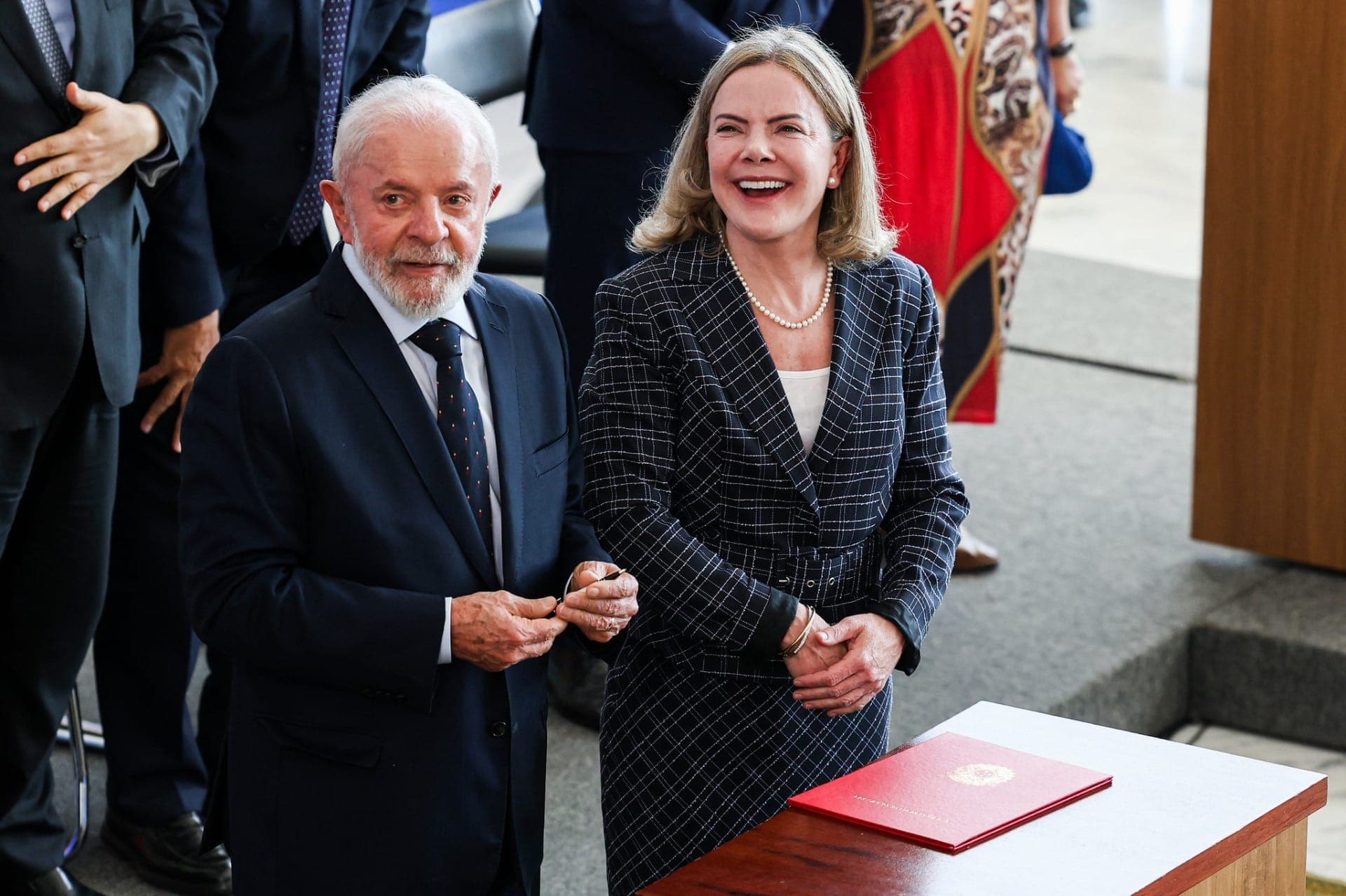 Presidente Luiz Inácio Lula da Silva (PT) e a nova ministra das Relações Institucionais, Gleisi Hoffmann