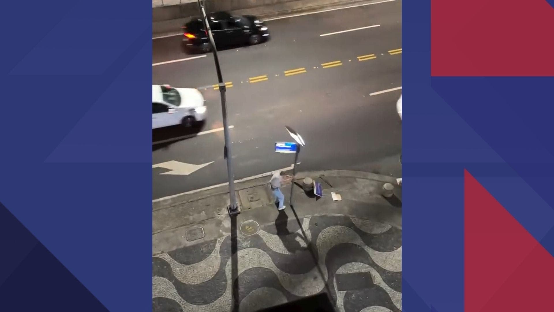 O turista foi flagrado destruindo mobiliário urbano