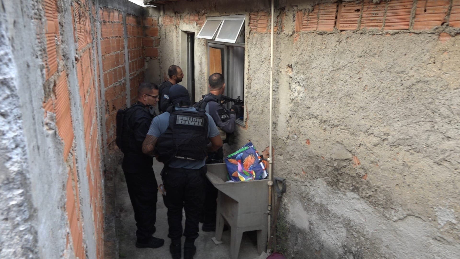 Polícia Civil atua no Complexo do Lins desde as primeiras horas da manhã
