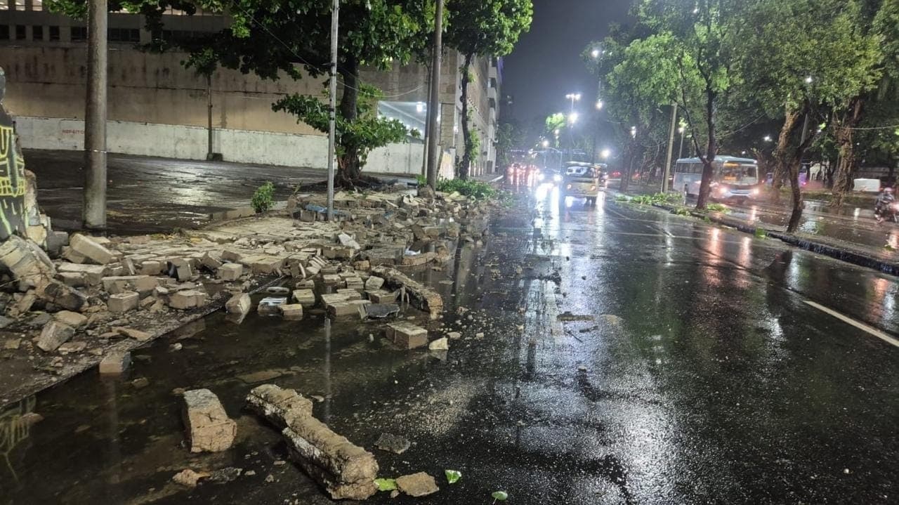 Segundo o Centro de Operações do Rio, a Defesa Civil foi acionada para a queda do muro