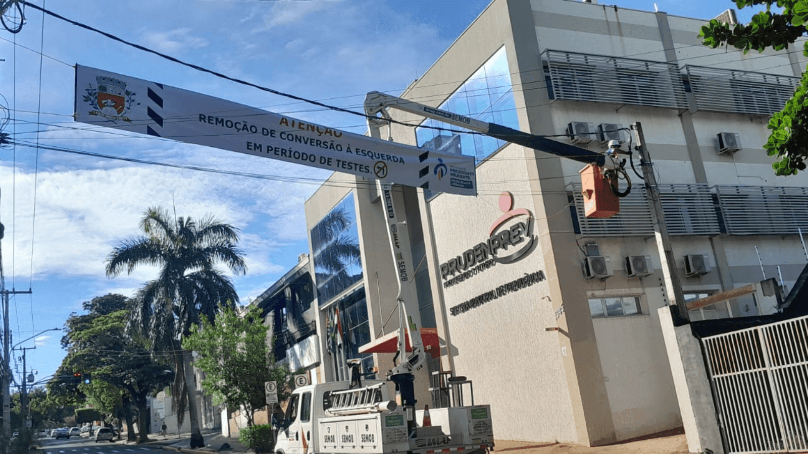 A equipe fez a instalação de faixas para informar as alterações