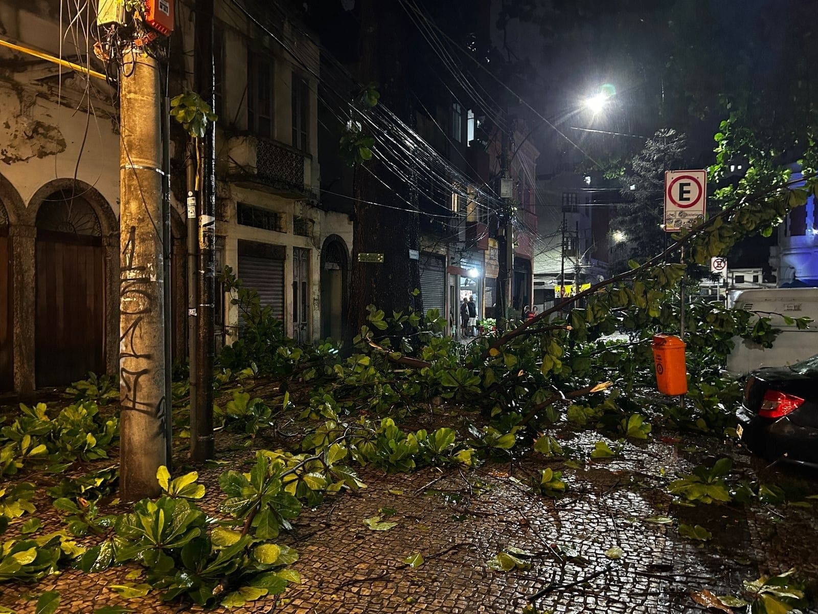 Durante a tempestade, os ventos passaram de 60 km/h