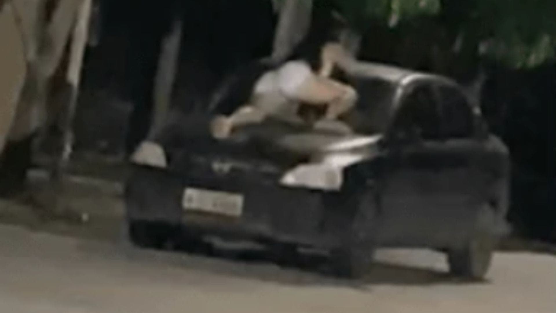 Mulher subiu em capô para evitar que homem fugisse com filha