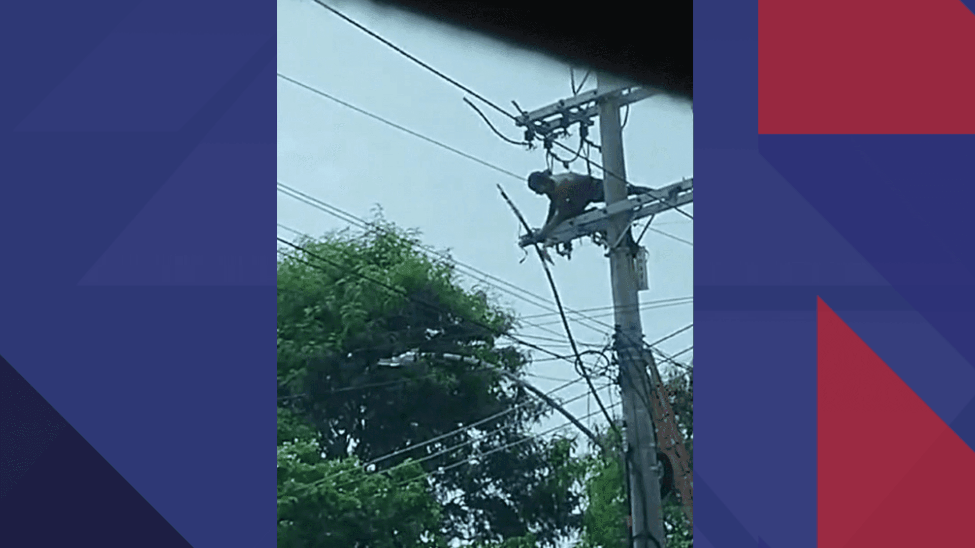 No vídeo, o homem aparece pendurado no alto do poste cortando um dos cabos com um objeto